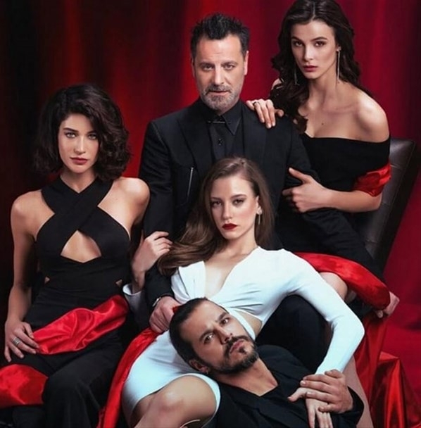 Serenay'ın göğüs dekoltesi yürek hoplattı galerisi resim 4