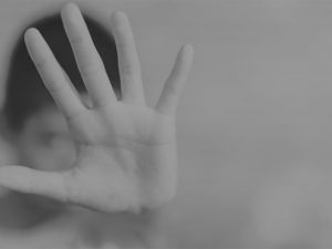 Kendisini zorla öpmek isteyen kişinin dilini kopardı!