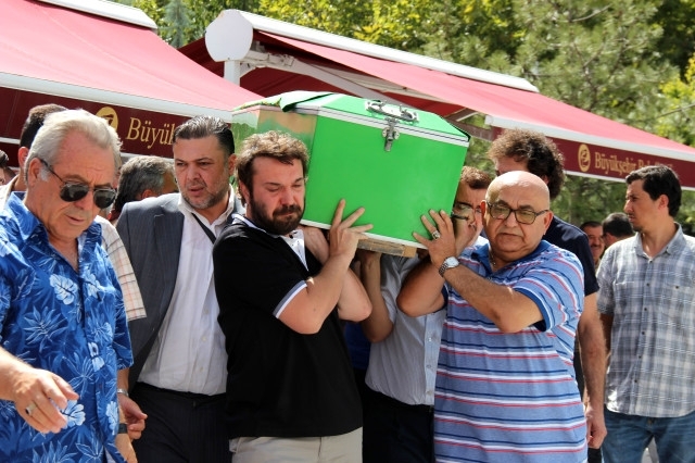 Halil Sezai, Babasının Cenazesinde Resmen Yıkıldı galerisi resim 3