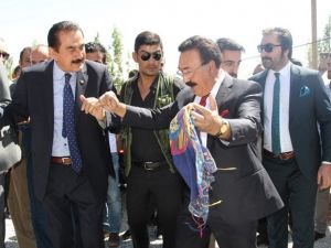 Yok böyle düğün! 1 milyon lira para, 15 kilo altın takıldı