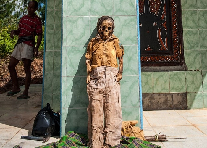 Annesini mezardan çıkardı önce saçlarını taradı sonra da... Yok artık! galerisi resim 1