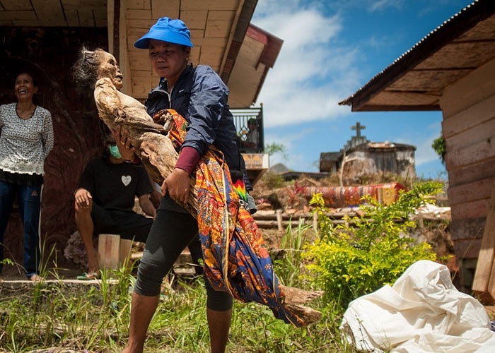 Annesini mezardan çıkardı önce saçlarını taradı sonra da... Yok artık! galerisi resim 10