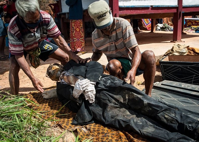 Annesini mezardan çıkardı önce saçlarını taradı sonra da... Yok artık! galerisi resim 12