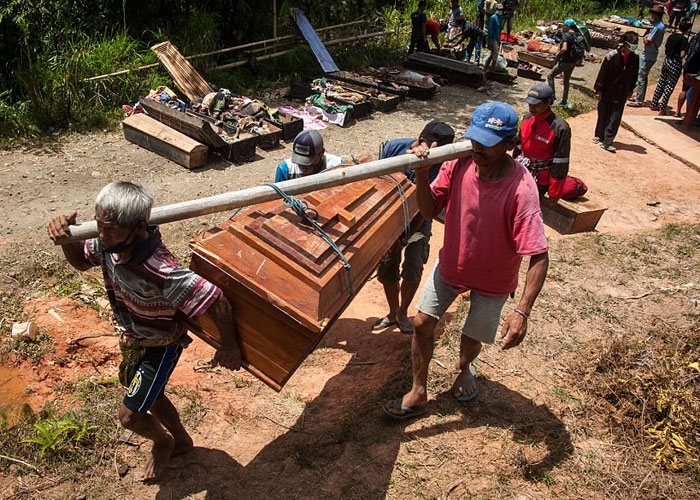 Annesini mezardan çıkardı önce saçlarını taradı sonra da... Yok artık! galerisi resim 13