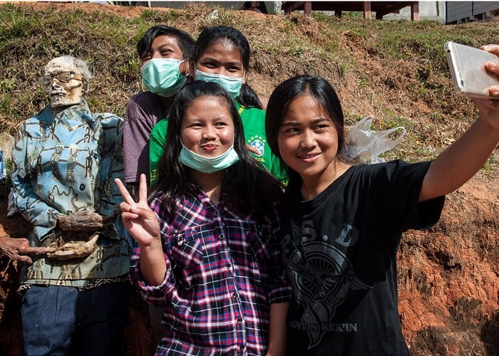 Annesini mezardan çıkardı önce saçlarını taradı sonra da... Yok artık! galerisi resim 14