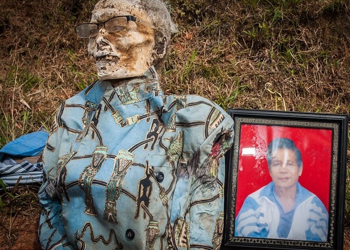 Annesini mezardan çıkardı önce saçlarını taradı sonra da... Yok artık! galerisi resim 2