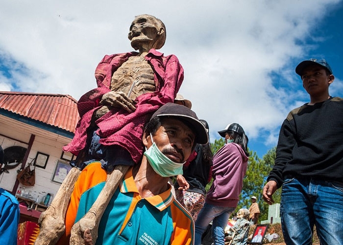 Annesini mezardan çıkardı önce saçlarını taradı sonra da... Yok artık! galerisi resim 3