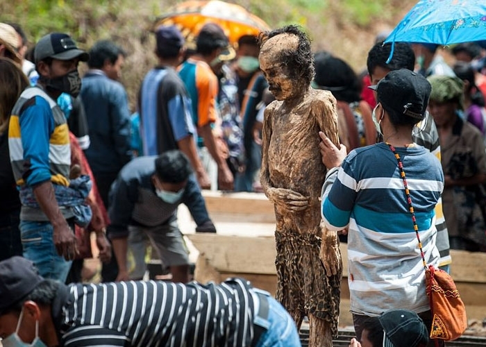 Annesini mezardan çıkardı önce saçlarını taradı sonra da... Yok artık! galerisi resim 4