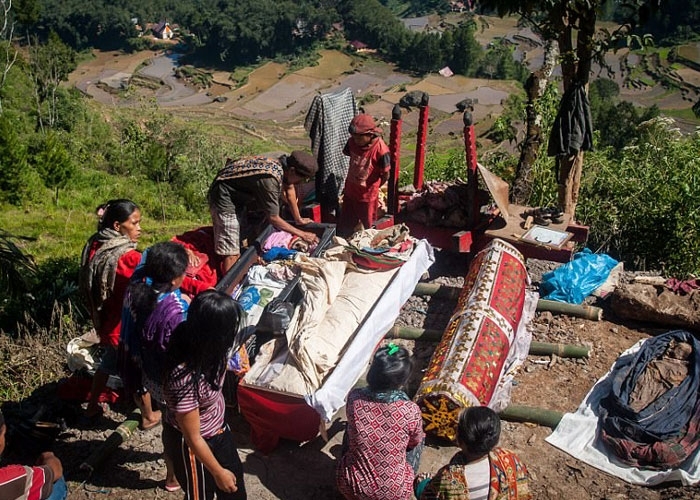 Annesini mezardan çıkardı önce saçlarını taradı sonra da... Yok artık! galerisi resim 6