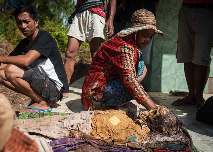 Annesini mezardan çıkardı önce saçlarını taradı sonra da... Yok artık! galerisi resim 8