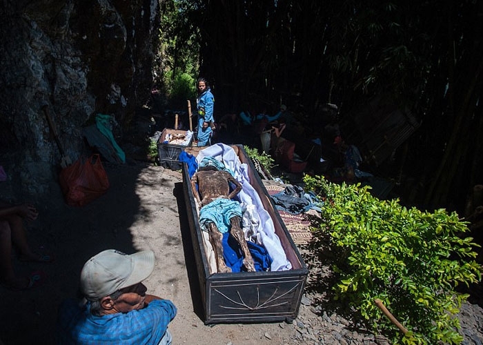 Annesini mezardan çıkardı önce saçlarını taradı sonra da... Yok artık! galerisi resim 9