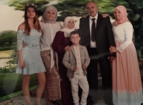 HANİFE'NİN AİLESİNİ GÖRÜNCE ŞOK OLACAKSINIZ... BAKIN KİMLER VAR ? galerisi resim 3