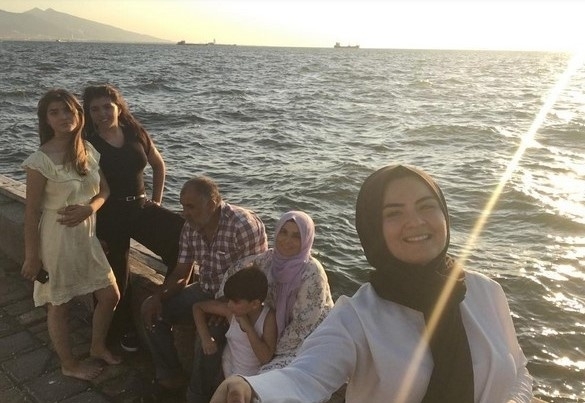 HANİFE'NİN AİLESİNİ GÖRÜNCE ŞOK OLACAKSINIZ... BAKIN KİMLER VAR ? galerisi resim 4