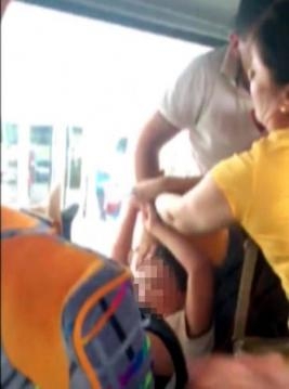 Okul servisinde 9 yaşındaki öğrenciye feci dayak! galerisi resim 1