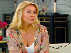 Ödül töreninde sunuculuk yapan Pınar Altuğ, yırtmaçlı elbisesiyle dikkat