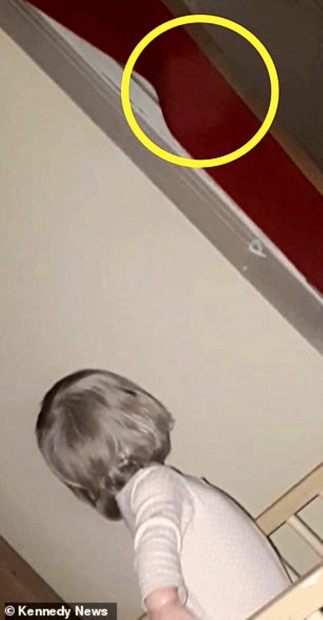 Annesi Küçük Kızın Odasında Bakın Ne Gördü? galerisi resim 2