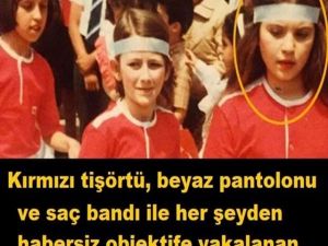 boncuk boncuk mavi gözleri ile objektife poz veren bu küçük k*z çocuğunu