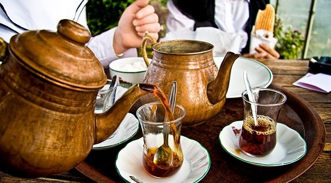 Demlikte kalan çayı atmayın! Öyle bir faydası var ki.. galerisi resim 2