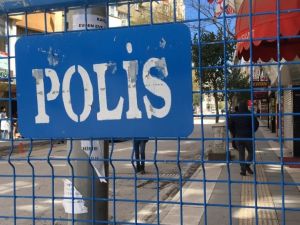 OFİSTE BASILDILAR, 30 GÜN EVDEN ÇIKMAMA CEZASI ALDILAR