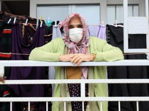 KORONAYI YENDİ 2 EVLADINI VERDİ