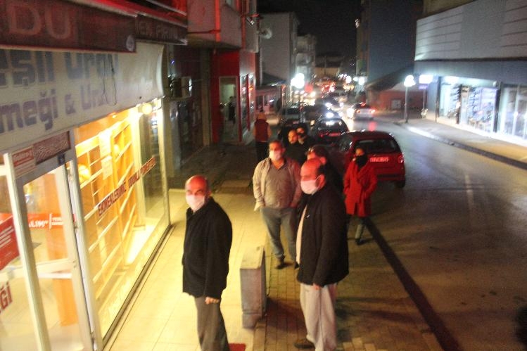 Sokağa çıkma yasağı sonrasında halk fırın ve marketlere akın etti galerisi resim 4