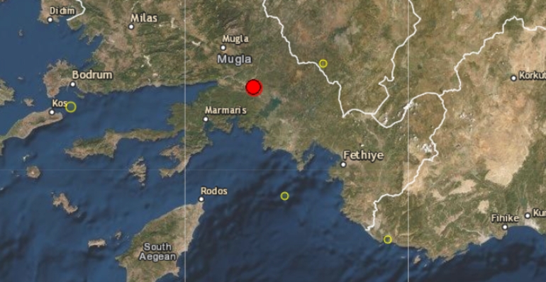 Son Dakika Depremler Peş Peşe geldi halk sokağa döküldü galerisi resim 1