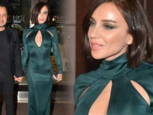 Gülşen'in Cesur Kıyafeti Ödül Gecesine Damga Vurdu