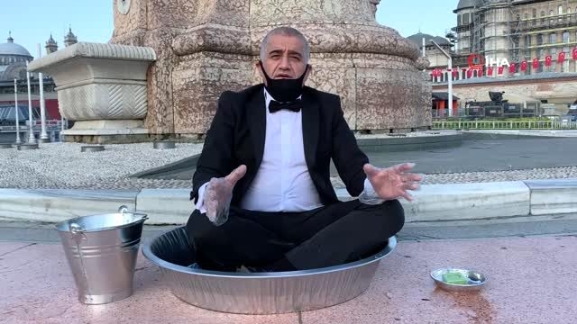 ÜNLÜ SANATÇIDAN İLGİNÇ EYLEM galerisi resim 2