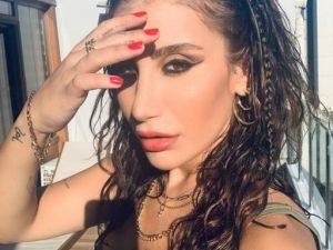 İREM DERİCİ'YE CANLI YAYINDA PARA YAĞDI