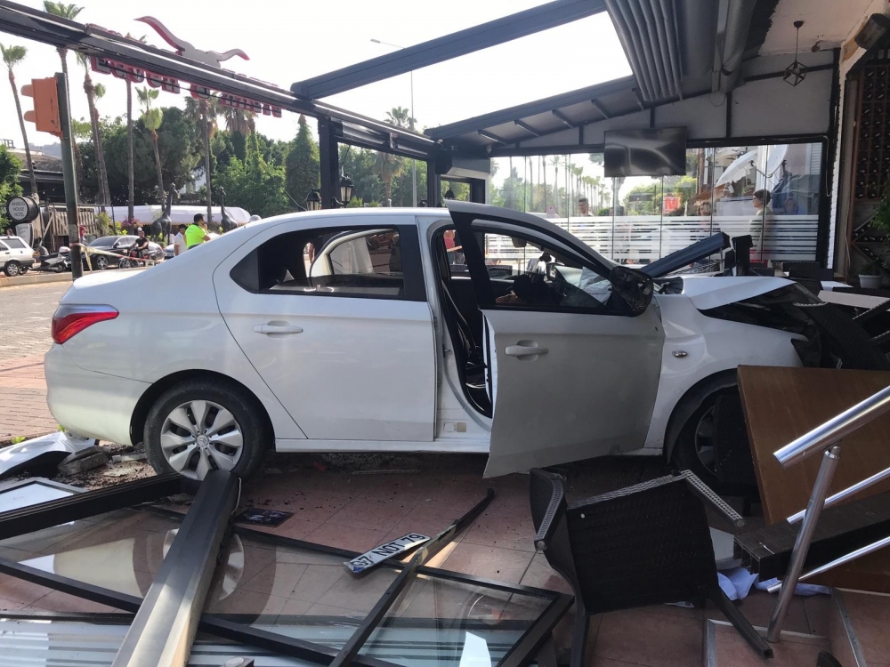 Ünlü şarkıcı ve yeğenine otomobil çarptı galerisi resim 5