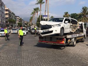 Ünlü şarkıcı ve yeğenine otomobil çarptı