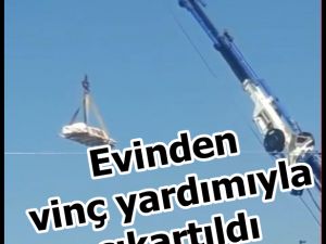 Evinden vinç yardımıyla çıkartıldı