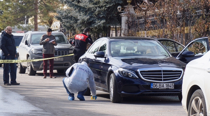 SON DAKİKA! ÜNLÜ İŞ ADAMI OTOMOBİLİNİN İÇİNDE MASKELİ BİR KİŞİ TARAFINDA galerisi resim 1