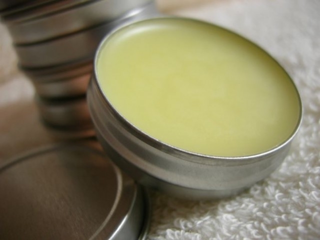 KADINLAR YAŞADI !! KAŞ VE KİRPİKLERE SÜRÜLDÜĞÜNDE... HER EVDE MEVCUT AMA galerisi resim 4