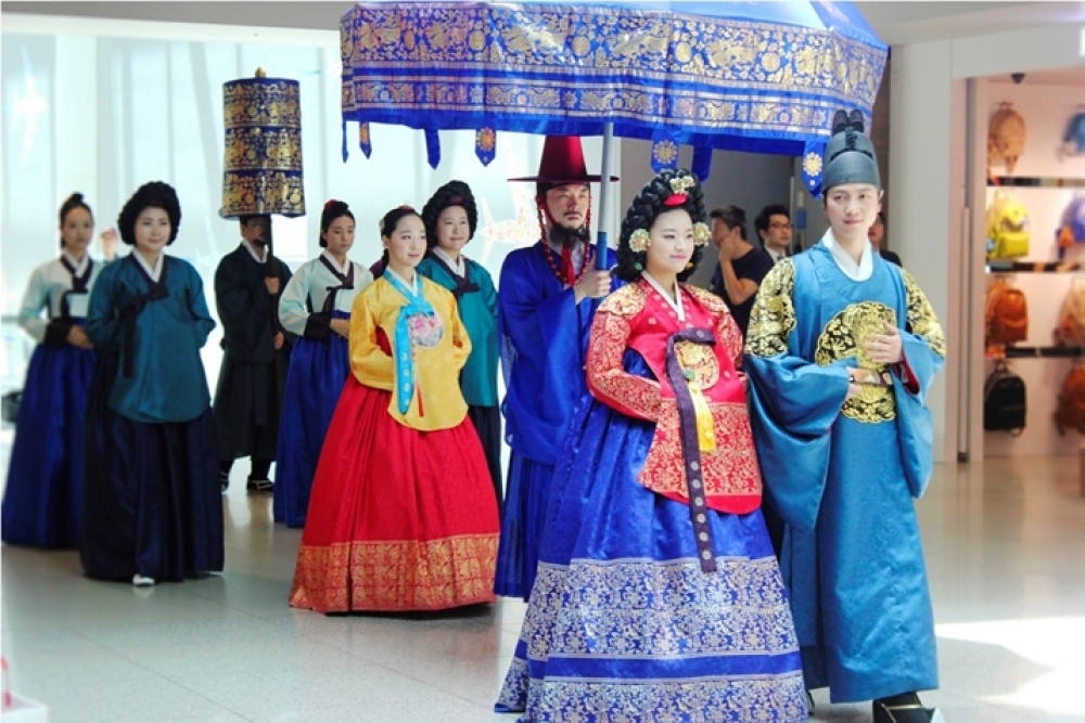 BÖYLE BİR ŞEY OLMAZ, OLAMAZ GELİN VE DAMADI GÖRÜNCE ŞOKE OLACAKSINIZ...! galerisi resim 15