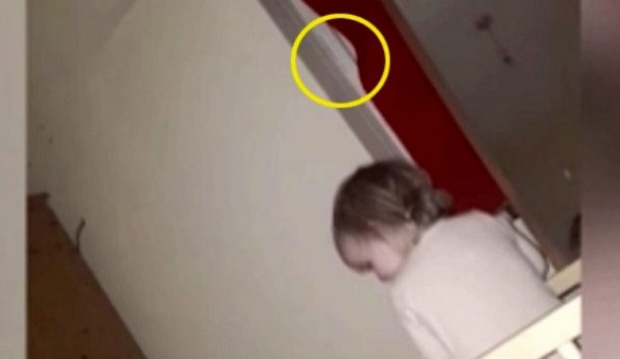 Annesi Kızının Odasında Bkın Ne Gördü galerisi resim 3