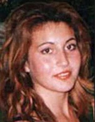 Arabalarının İçinde Nehrin Dibinde Bulundu galerisi resim 4