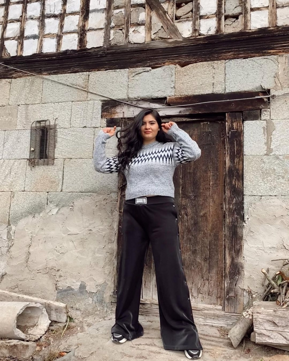 Hanife Gürdal'ın göbek üstü giydi elbisesi alay konusu oldu galerisi resim 10