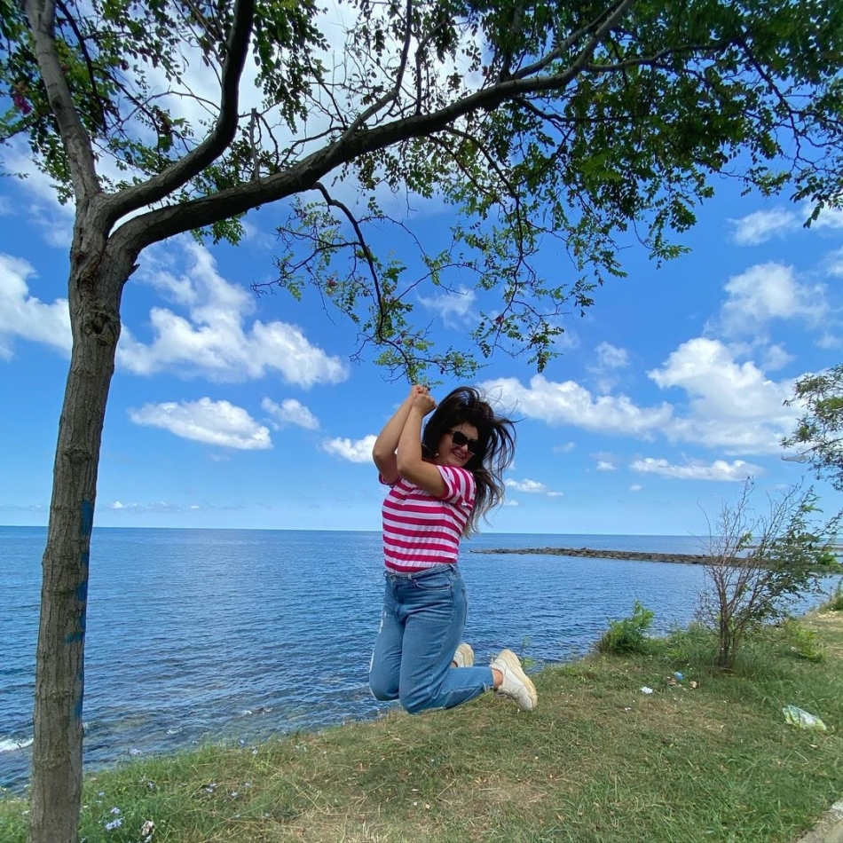 Hanife Gürdal'ın göbek üstü giydi elbisesi alay konusu oldu galerisi resim 11