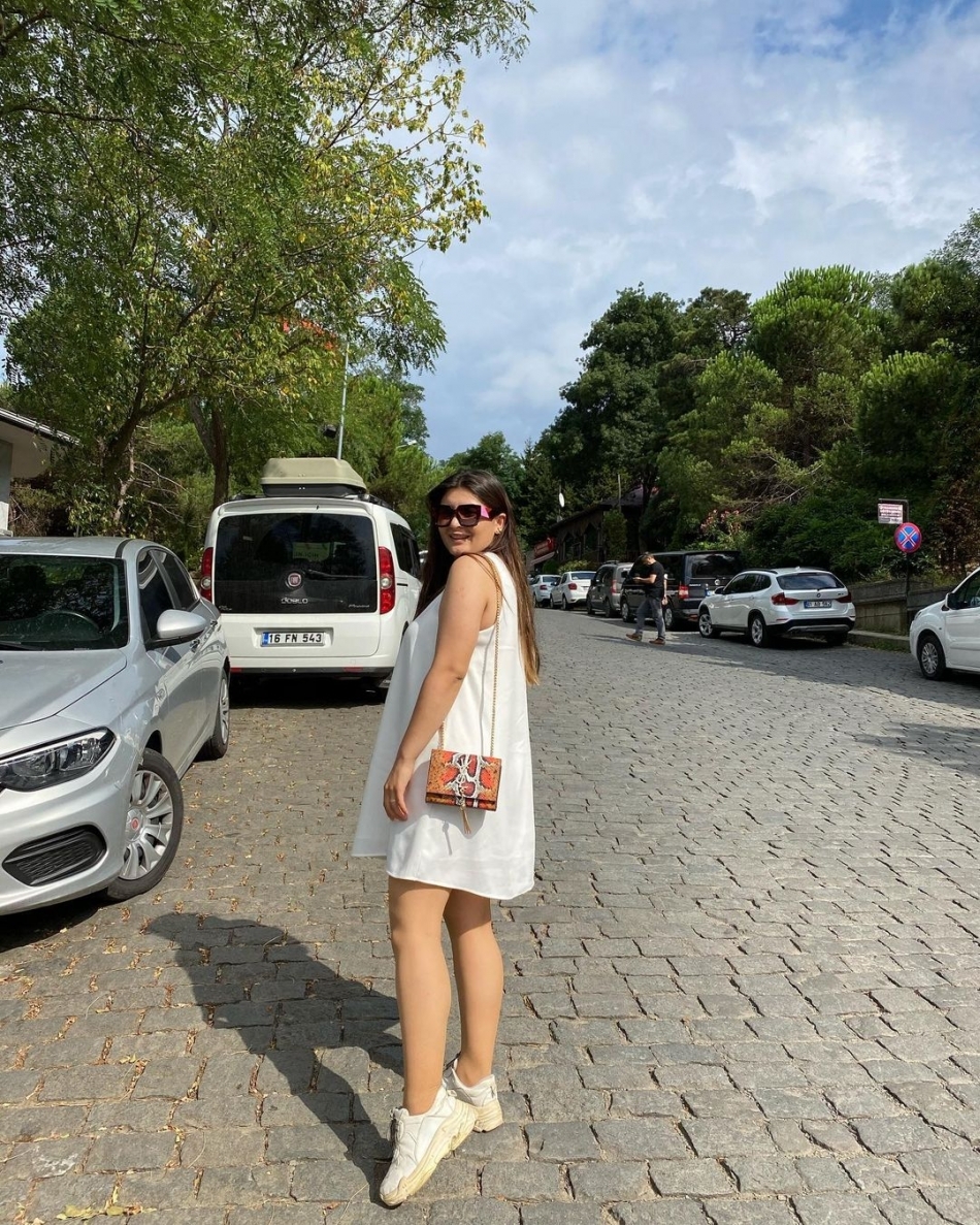 Hanife Gürdal'ın göbek üstü giydi elbisesi alay konusu oldu galerisi resim 12