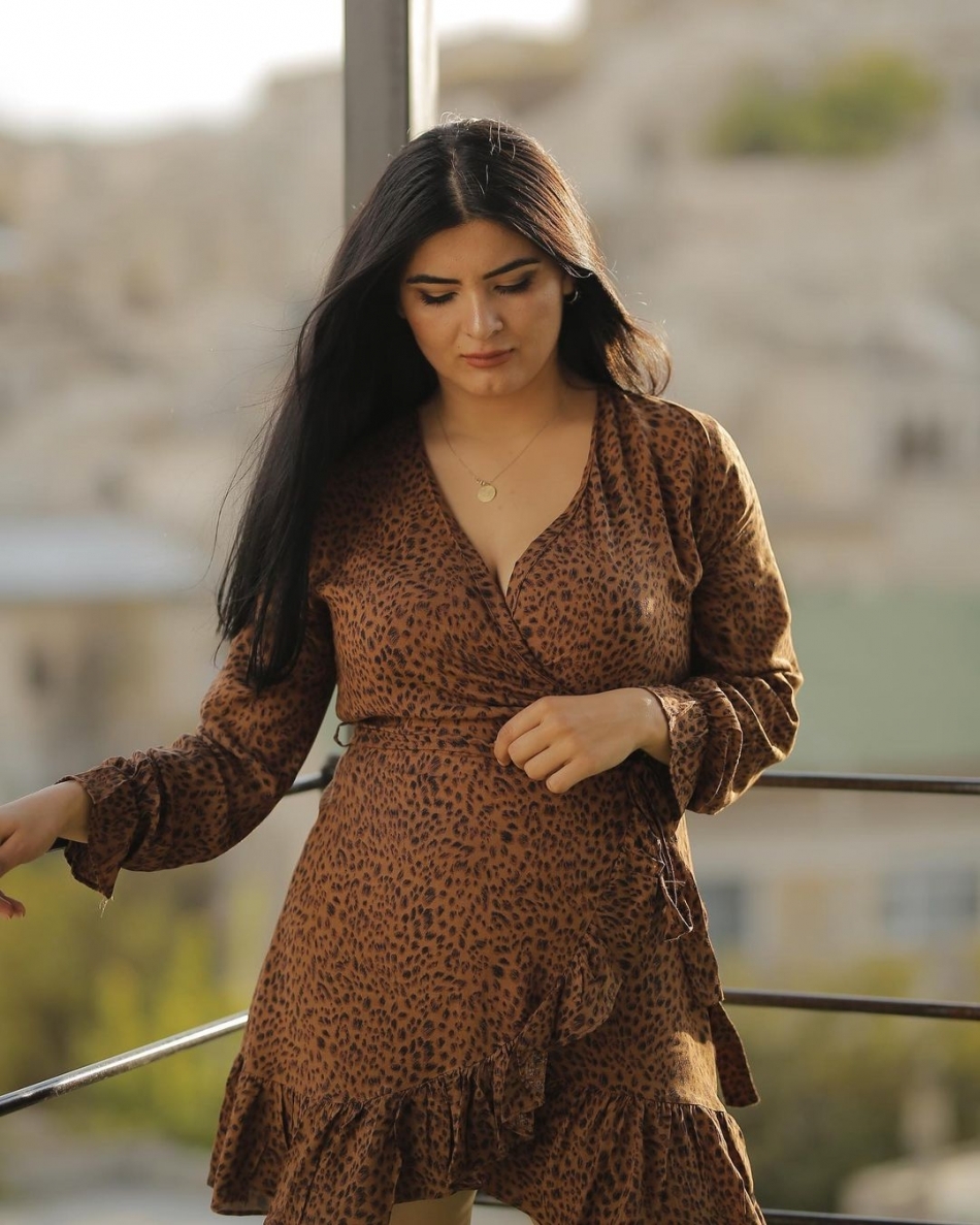 Hanife Gürdal'ın göbek üstü giydi elbisesi alay konusu oldu galerisi resim 13