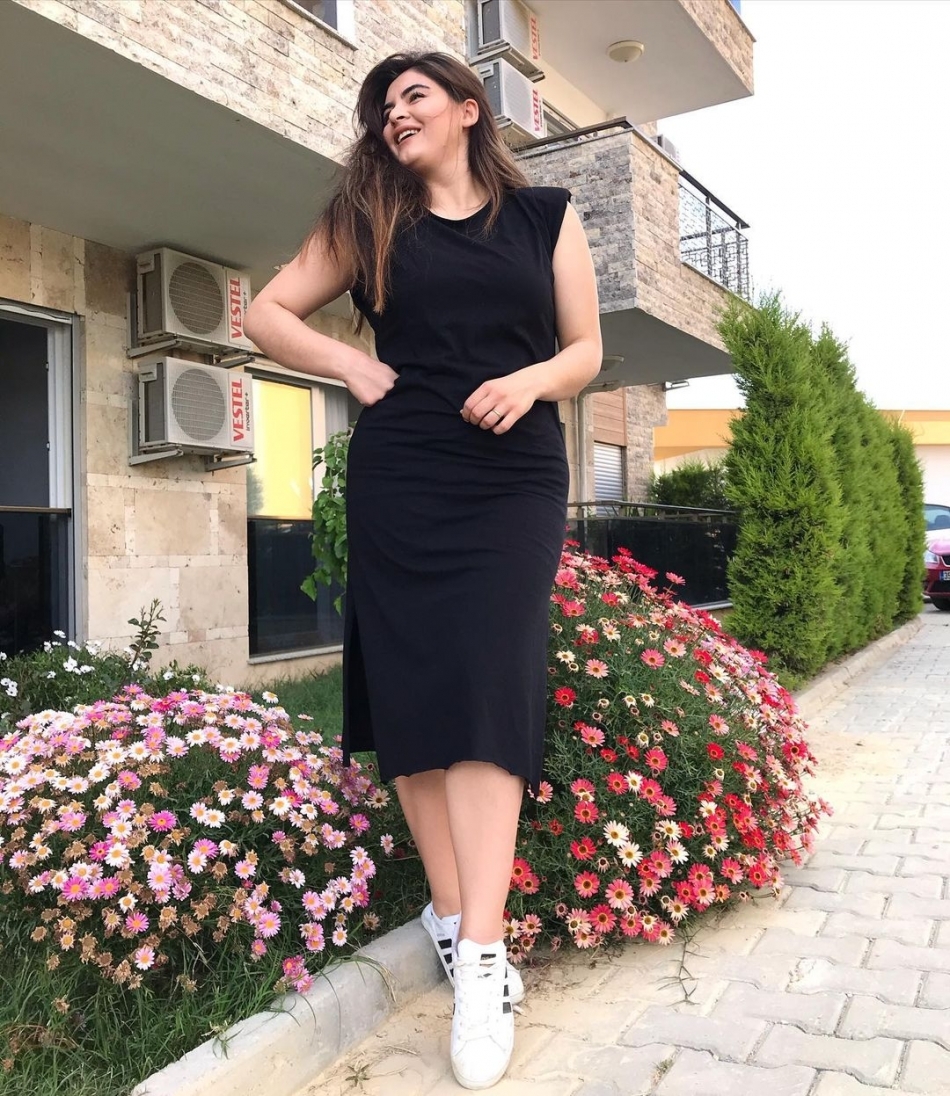 Hanife Gürdal'ın göbek üstü giydi elbisesi alay konusu oldu galerisi resim 17