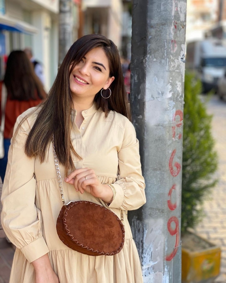 Hanife Gürdal'ın göbek üstü giydi elbisesi alay konusu oldu galerisi resim 19