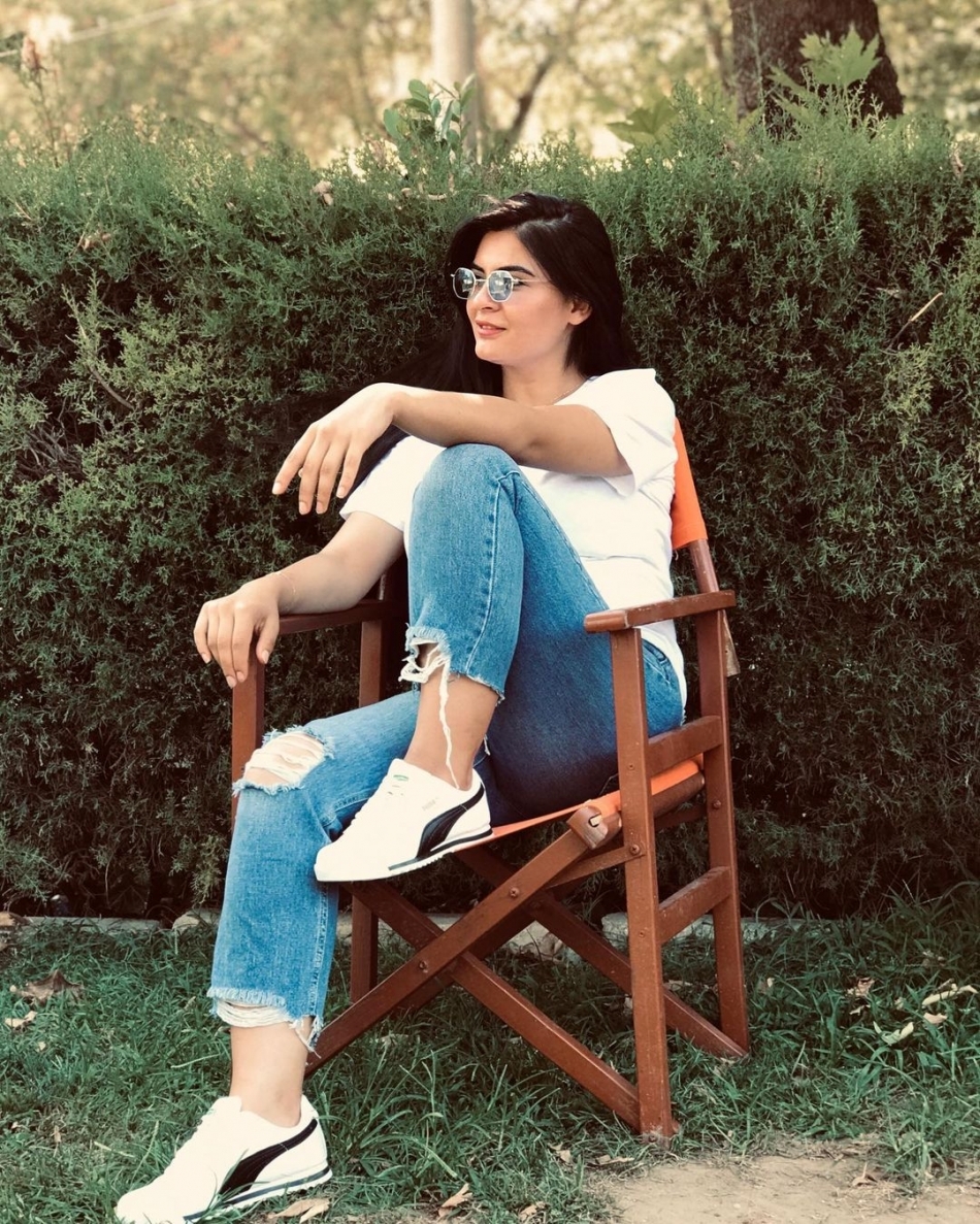 Hanife Gürdal'ın göbek üstü giydi elbisesi alay konusu oldu galerisi resim 2