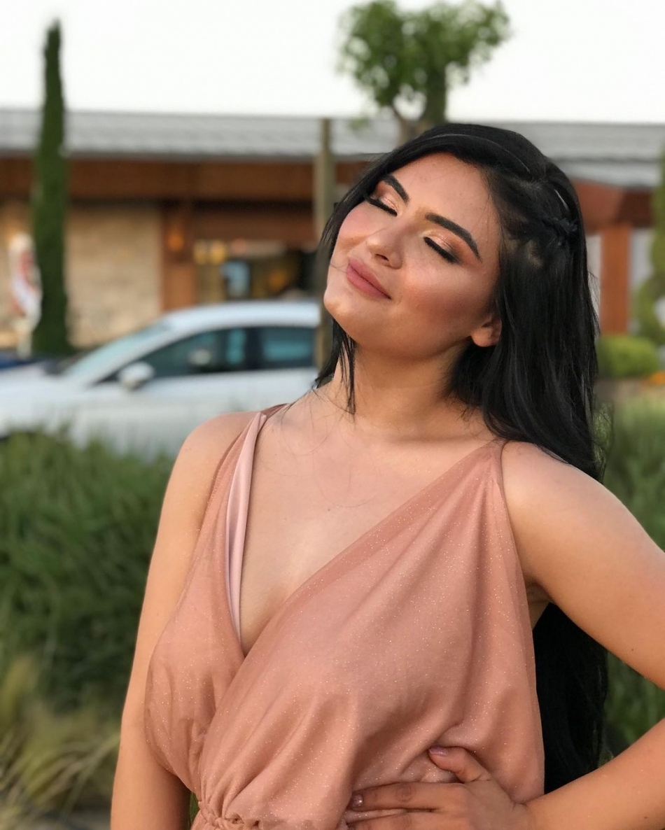 Hanife Gürdal'ın göbek üstü giydi elbisesi alay konusu oldu galerisi resim 3