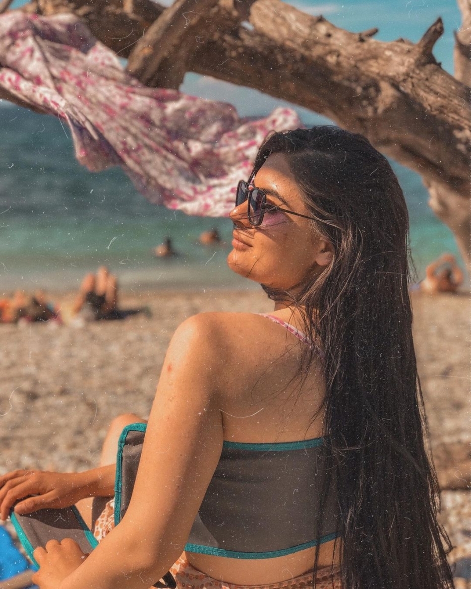 Hanife Gürdal'ın göbek üstü giydi elbisesi alay konusu oldu galerisi resim 4