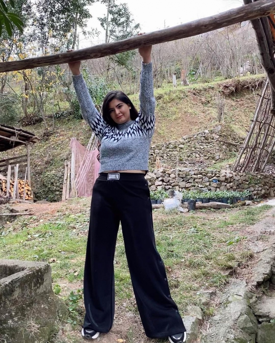 Hanife Gürdal'ın göbek üstü giydi elbisesi alay konusu oldu galerisi resim 7