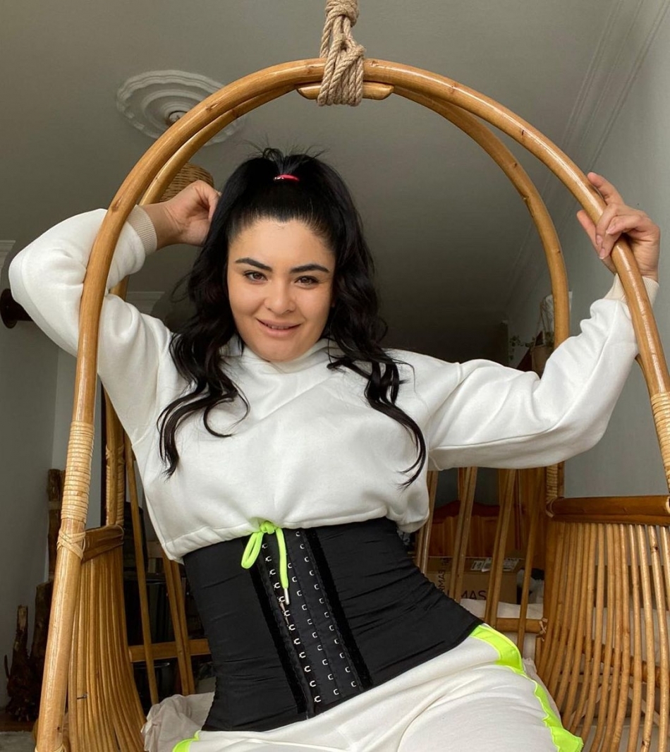 Hanife Gürdal'ın göbek üstü giydi elbisesi alay konusu oldu galerisi resim 9