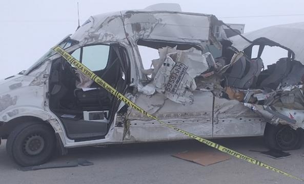 Yolcu minibüsü tırla çarpıştı: 4 ölü, 5 yaralı galerisi resim 2