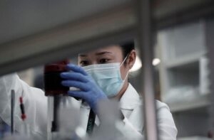 ÜNLÜ PROFESÖR AÇIKLADI: BU GRUPTAN OLAN İNSANLAR ÇİN AŞISINI KESİNLİKLE  galerisi resim 6